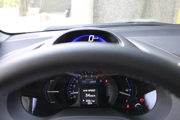 方向盤很容易遮蔽時速表的視線。