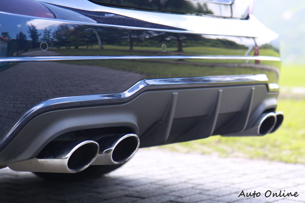 四出尾管也是辨識C63 AMG Coupe的特徵之一,轟隆作響的聲浪肯定不會讓人認錯。