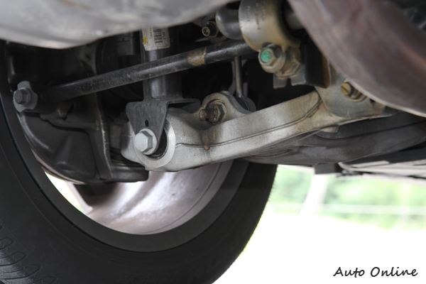 ML63 AMG在前後軸架設主動可調防傾桿,會隨著車速、側傾自動調整桿體和懸吊的彈性、硬度與角度。