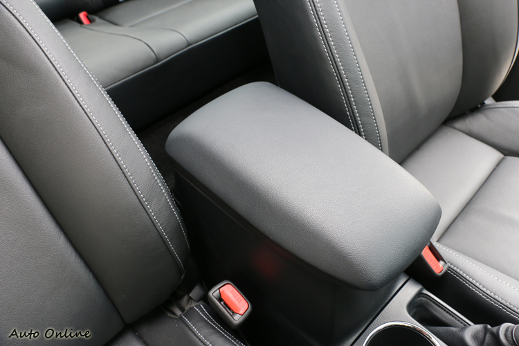 中央扶手無法前後滑移,但有雙層置物格設計。