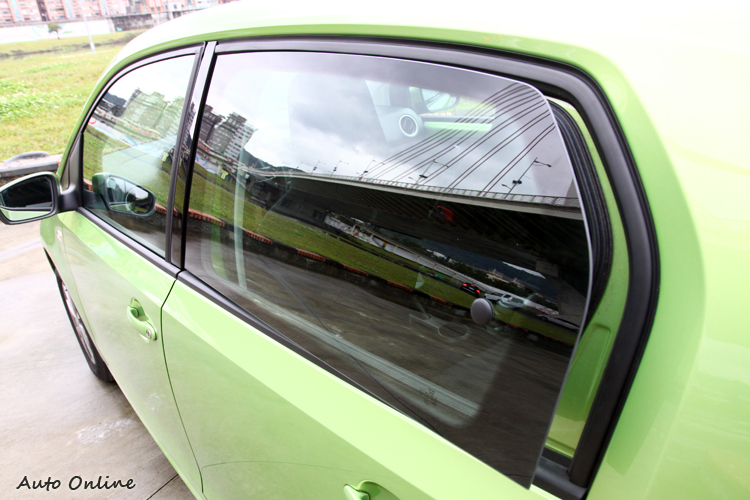 雙門後座用蝴蝶窗就算了,Citigo與107四門使用蝴蝶窗不太方便。