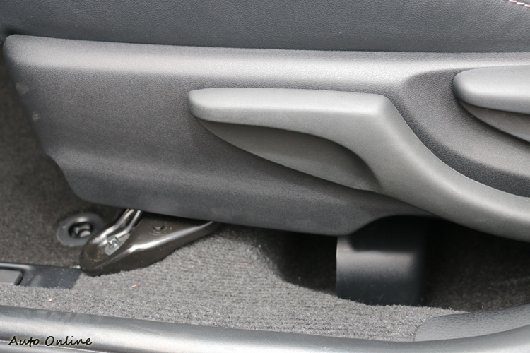 前座椅鎖點較高,也讓個頭較高的駕駛在閱讀儀表資訊上會造成些許困擾。