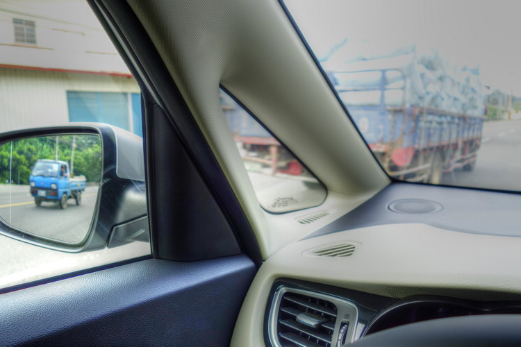 照片為模擬駕駛者視角所拍攝,可發現三角窗確實有助於改善左前方視野。