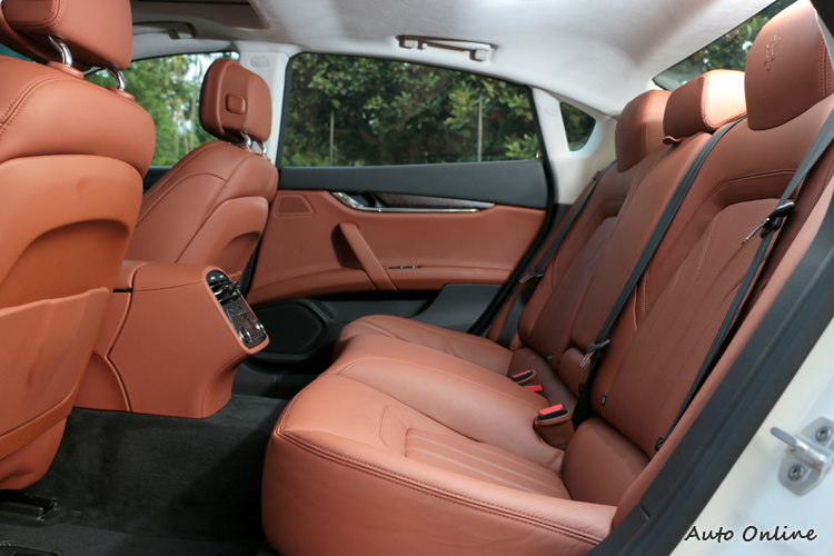 Quattroporte最大賣點是可自駕或者代駕的豪華大型房車,後座腿部、頭部空間寬敞,後座雙區恆溫空調。