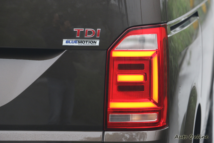 楔形尾燈配合E字形導光條設計,進一步強化T型車方正的印象。