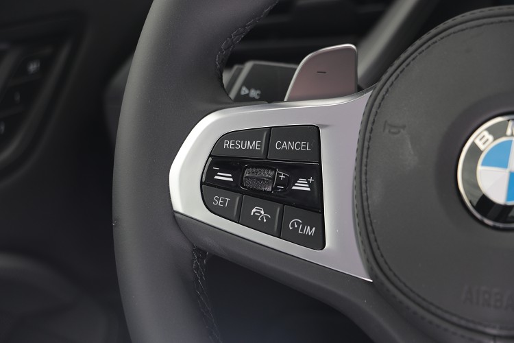 方向盤左邊的按鍵為主動跟車系統操作介面。