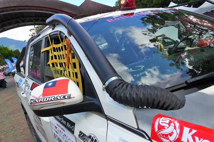 動力唯一的改裝就是進氣管路,特別延長至車外A住,確保涉水的時候引擎不會吸到水而損傷。