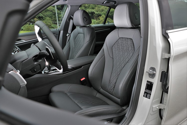 雙前座電動跑車座椅含電動腰靠,對於激烈駕駛有著不錯支撐性。