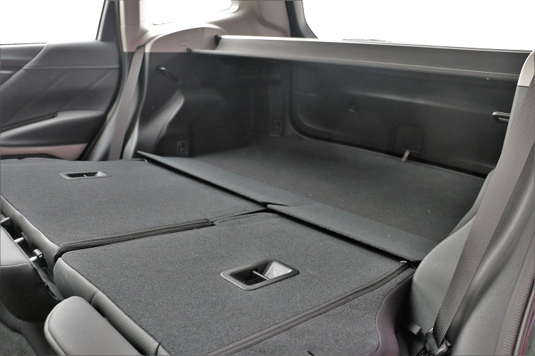 後座座椅倒平後相當平整,能有效利用整體空間。