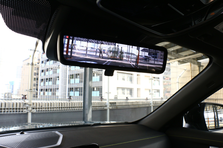 電子後視鏡畫面清晰，同樣被列為標準配備。